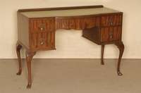 Schreibtisch, England, um 1910, Queen Anne, Korpus Weichholz/Hartholz, Mahagonifurnier, auf gebogenen Beinen, 5-schÜbig, Mittelschublade gebogen, ...