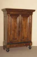 Schrank, Holland, um 1780, Nußbaum massiv, z. T. Eiche, auf balusterfÖrmigen FÜßen, 1 Schublade, Seiten und TÜrfÜllungen kassettiert , ...