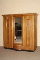 Garderobenschrank, deutsch, um 1920, ArtDeco , Korpus Weichholz, Kirschbaumfurnier, z.T. gespiegelt, original schwarze Fußleiste, in der Mitte 1 ...
