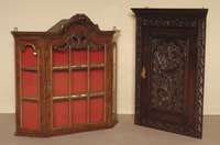 Eckschrank, England, um 1880, Eiche massiv, zum HÄngen, 1-tÜrig, FÜllungen geschnitzt, vorstellend Sonnenblumendekor, umlaufend geschnitzt, ...