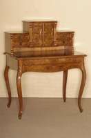 Damenschreibtisch, deutsch, um 1860, Louis -Philippe, Korpus Weicholz, Wurzelnußfurnier, velutenfÖrmig profilierte Beine mit Flachschnitzereien, ...