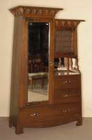 Konischer Kleider- bzw. WÄscheschrank, England , um 1900, Jugendstil, Eiche massiv, Hersteller Batchelar & Son Ltd., sprossenverglaste SeitentÜr, ...