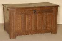 Flachdeckeltruhe, deutsch/Niedersachsen, um 1780, wohl BÜckeburg, Eiche massiv, FÜllungen mit rosettenfÖrmiger Schnitzerei, StollenfÜße ...