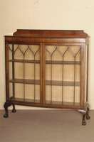 Vitrine, England, um 1910, Korpus Weichholz, Mahagoni massiv, z.T. furniert, auf KlauenkugelfÜßen, Seiten verglast, TÜren in angedeuteter ...