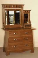 Konische Kommode mit schwenkbarem Spiegelaufsatz, England, um 1900, Jugendstil , Eiche massiv, Hersteller Batchelar & Son. Ltd., original florale ...