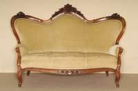 Sofa, deutsch, um 1860, Louis-Philippe, Nußbaum massiv, gebogene Beine, RÜckenlehne in Schmetterlingsform, reichlich geschnitzt, vorstellend ...