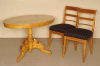 Ovaler Tisch, deutsch, um 1860, Esche massiv, auf gedrechselten balusterfÖrmigen Beinen, Fuß 3-fach ausladend, Platte mit gespiegeltem ...