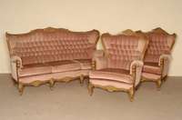 Sofa und 2 Sessel, Italien, um 1960, Neo -Barockstil, Gestell Buche massiv, nußbaumfarben gebeizt, gebogene FÜße, floral beschnitzt, ...