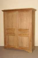 Schrank, deutsch, um 1830, Weichholz (Pitchpine) naturbelassen, zweitÜriges MÖbel, dreifach gegliederte TÜrinlets, in Rahmenkonstruktion ...