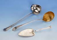 Konvolut 2 Kellen: 1 x Silber, gepr., um 1880/90, Kelle in Muschelform, vergoldet, Bes.-Monogr., L ca. 35 cm; 1 x Metall versilbert, um 1900, ...