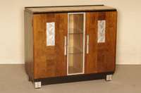 ArtDeco-Sideboard, Frankreich/Paris, um 1920 , dreitÜrig, Nußbaum massiv und furniert, zum Teil schwarz abgesetzt und partiell silber gefaßt, in ...