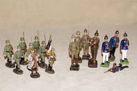 Konvolut Elastolin/Lineol, 30er/40er Jahre, preußische Soldaten mit Pickelhaube, 1 Liegender, insges. 4 x blaue Uniform und 4 x Graue, H. ca. 9 ...