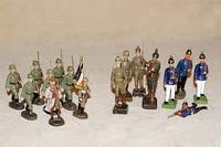 Konvolut Elastolin/Lineol-Soldaten, 30er/40er Jahre, best. aus: Bismarck, 9 Soldaten mit Gewehr, 1 FahnentrÄger, altersbed. bespielt, sonst guter ...