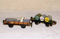 GÜterwagen, MÄrklin, 30er Jahre, Spur 0, Blech, mit 3 orig. FÄssern von MÄrklin, Shell, Standard-oil und Aral, 1 x l. verdellt, altersbed. ...