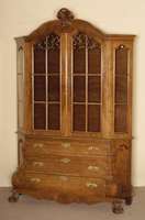 Barockstilvitrine, Holland, um 1950, Korpus Weichholz, Wurzelnußfurnier, doppelt gebauchtes Unterteil auf TatzenfÜßen, BronzebeschlÄge, ...
