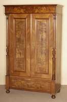 GrÜnderzeitschrank, deutsch, um 1880, Korpus Weichholz, Nußbaumfurnier gespiegelt, auf KugelfÜßen, Lisenen mit gedrechselten VollsÄulen, 2 ...