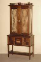 Vitrine, England, um 1910, Korpus Weichholz, Mahagoni massiv, z.T. Mahagonifurnier, auf konischen Hochbeinen, dazwischen Ablage mit Galerie, ...