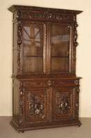 Aufsatzschrank, Frankreich, um 1870, Eiche massiv, auf KugelfÜßen, aufwendig vollplastisch geschnitzte Jagdmotive, an den Lisenen Holzplastiken ...