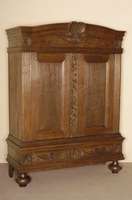 Schrank, deutsch, Mitte 18. Jhd., Eiche massiv, auf balusterfÖrmigen KugelfÜßen, 2 Schubladen mit Lorbeerdekor, seitlich der Schubladen ...