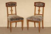 Stuhl, deutsch, um 1900, Designentwurf, Mahagoni massiv, z.T. furniert, konische Beine mit Messingtazten, RÜckenlehne verstrebt, Polsterung ...