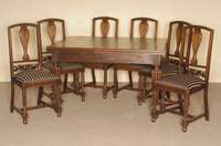 Tisch und 6 StÜhle, deutsch, um 1910, Eiche massiv, Tischplatte furniert, ausziehbar, StÜhle mit gedrechselten Beinen, z.T. gerillt, RÜckenlehne ...
