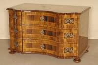 Doppelt geschweifte Kommode, Barockstil, Front horizontal aufgebaut, dickes Nußbaum- bzw. Pflaumenfurnier, Bandintarsien, z.T. rhomboid ...