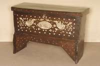Asiatische Sitzdeckeltruhe, um 1900, schweres Tropenholz massiv, in der Front zahlreiche Perlmuteinlegearbeiten, Darstellung von asiatischen ...