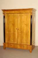 Schrank, deutsch, im Stil von 1820, Korpus Weichholz, Kirschbaumfurnier, eckige FÜße, unten 2 Schubladen, 2 TÜren, links und rechts aus dem ...