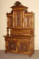Aufsatzbuffet, deutsch, um 1880, GrÜnderzeit , Korpus Weichholz, Nußbaumfurnier, z.T. massiv, auf KugelfÜßen, Lisenen mit vorgesetzten aus dem ...