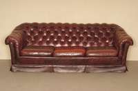 2-sitzer Sofa, England, im Chesterfieldstil, roter gehefteter Rindslederbezug, herausnehmbare Kissen, davon eines farblich nicht passend, genoppt ...