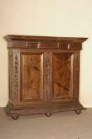 Barockschrank, deutsch/Niederrhein, um 1740/50, Korpus Eiche massiv, auf Rahmen gearbeitet, Fuß und Kopf doppelt bzw. 3-fach getreppt, z.T. ...