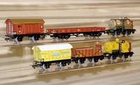 Konvolut MÄrklin-GÜterwagen, Spur HO, 40er Jahre, best. aus: GÜterw. 371 K, Kesselw. Shell 374 SK, Kesselw. Esso 374 STK, Bananenw. 382 K, ...