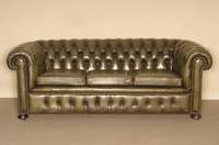 3-sitzer Sofa, England, um 1900/10, Nagelverzierung, RÜcken und Seiten geheftet und genoppt, ursprÜnglich dunkelgrÜnes Leder, dieses leicht ...
