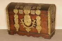 Reisetruhe, sÜddeutsch, um 1800, wohl auch als Aussteuertruhe konzipiert, reiche EisenbeschlÄge, Druchbrucharbeiten, bunt unterlegt, datiert, ...