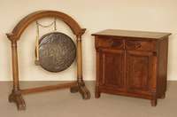 Gong, wohl Indonesien, um 1900, aus dem Block gehauen, Hammerschlagverzierung, voller starker Klang, Gestell um 1890/1900, deutsch/Niederlande, ...