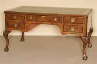 Damenschreibtisch, England, um 1900/20, Korpus Weichholz/Hartholz, Chippendalestil, Beine geschwungen, Akanthusblattverzierung, KlauenfÜße, ...