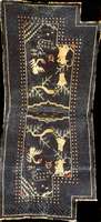 Seltene Satteldecke Pow Tow, China, um 1900, Wolle auf Baumwolle, ca. 118 x 55 cm, Schätzwert: 2800.- EURO, EHZ: 2-3