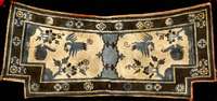 Peking Satteldecke Antik, China, 19.Jahrhun dert (um 1890), Wolle geknüpft auf Baumwolle, ca. 127 x 58 cm, grobe Knüpfung, Schätzwert: 3 800,- ...