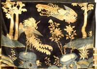 Dekorativer Pow Tow fein Antik China, um 1900, Wolle auf Baumwolle, ca. 240 x 168 cm, Schätzwert: 15000.- EURO, EHZ: 3 altersbeding t gut erhalten, ...