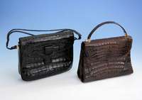 Konvolut 2 Damenhandtaschen, Krokodilleder- tasche, um 1965, 1 x schwarzes Leder, Inneneinrichtung aus schwarzem Glattleder, 3 große FÄcher (1 ...