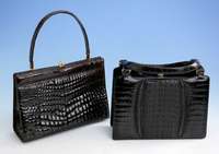 Konvolut 2 Damenhandtaschen aus Krokodilleder, 70er Jahre, 1 x schwarzes Leder, RÜcken- und Seitenpartien, Inneneinrichtung aus schwarzem Glatt- ...