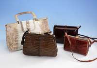 Konvolut 2 Handtaschen: 1 x Schlange, bordeauxrot, Trageriemen, ca. 17 x 16 cm; 1 x Farmalligator, Rotbraun, Trageriemen, ca. 19 x 14 cm, beide ...