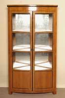 Eckvitrine, im Biedermeierstil, Kirschbaum massiv, Kirschbaumfurnier, nach altem Vorbild von 1820/30, unter Verwendung Älterer Teile, z.T. ...