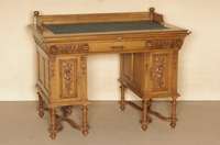 Schreibtisch, Flandern, um 1880, Eiche massiv, auf gedrechselten Beinen, verstrebt, TÜrfÜllungen mit Schnitzereien, 2 Schubladen geschuppt, ...