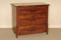 Kommode, deutsch, um 1860, SpÄtbiedermeier, Korpus Weichholz, gespiegeltes Pyramidenmahagonifurnier, auf KugelfÜßen, Ecken mit gedrechselten ...