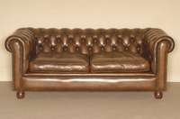 2-sitzer Sofa, im englischen Stil, Chesterfield, Rindsleder, RÜckenlehne genoppt und geheftet, auf kleinen KugelfÜßen, Leder in gutem Zustand, ...