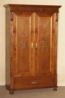Schrank, deutsch, um 1890, Jugendstil, Korpus Weichholz, Nußbaumfurnier, auf KugelfÜßen, seitlich kanneliert, in Veluten auslaufend mit ...