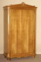 Schrank, Österreich/wohl Wien, um 1920, Korpus Weichholz, Kirschbaumfurnier, FÜße mit muschelfÖrmigen Schnitzereien, Ecke mit Fadenintarsien, ...