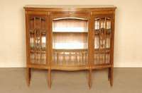 Vitrinenschrank, deutsch, um 1900, Edwardien -Stil, Palisander, mit doppelten hellen Fadenintarsien, gebogene Front, 3-tÜrig, Verglasung mit ...