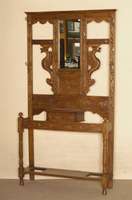 Flurgarderobe, England, um 1870, Eiche massiv, unten mit SchirmstÄnderhalterung, Gestell dekoriert mit Flachschnitzereien, Oberteil in der Mitte ...